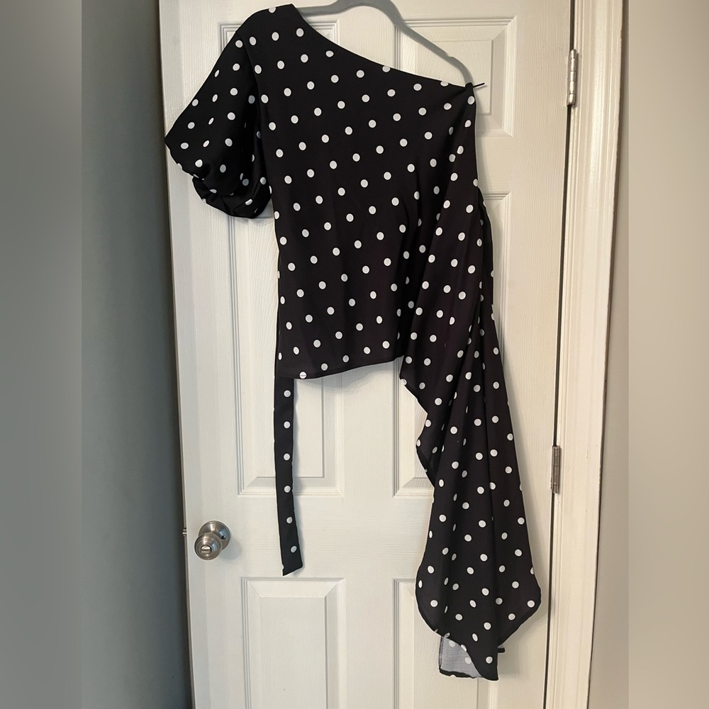 One shoulder asymmetrical polka dot top